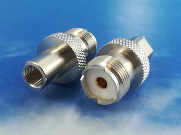 UHF female / FME male adaptor
